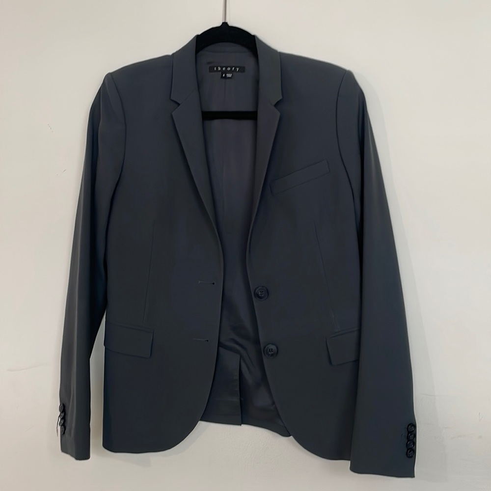 Super chic Theory blazer!